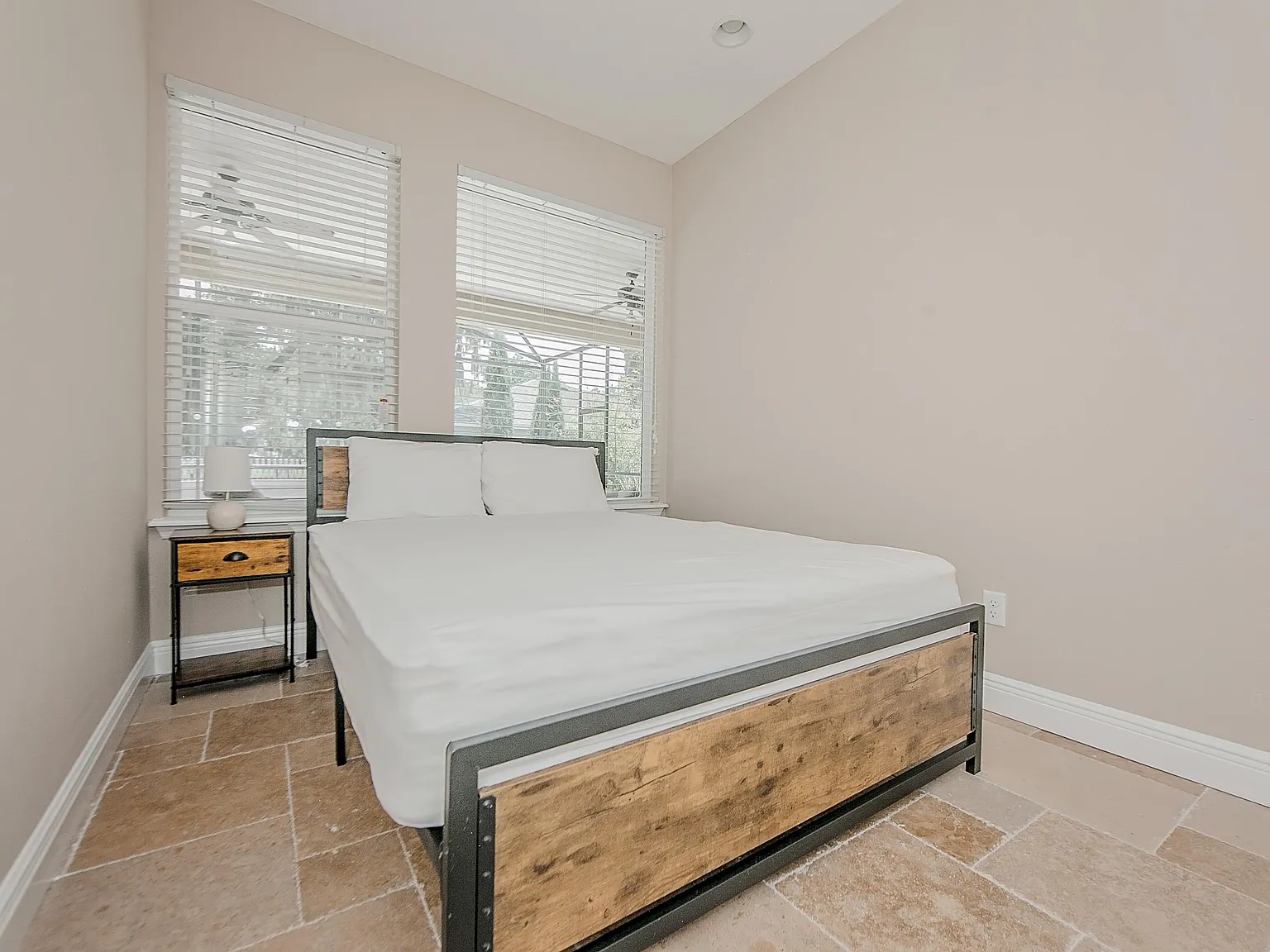 4 bed, 3.0 bath, 4000 sqft, $910 — Photo 3