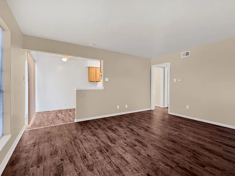 1920 W Shields Dr — Photo 2