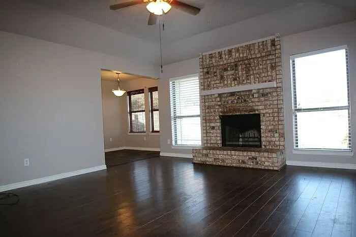 913 Springhill Dr — Photo 3