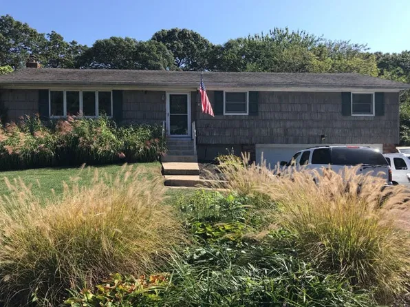 33 Marshall Dr, Selden, NY 11784