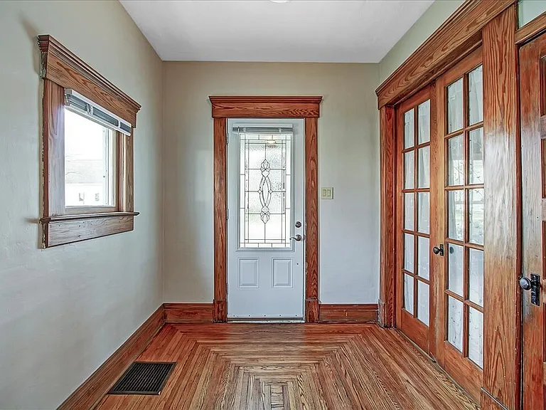 301 E Columbus St — Photo 5