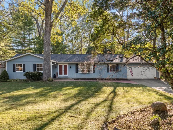 1108 Riverside Ct, Mahomet, IL 61853