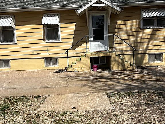 2nd image of 307 Massachusetts Ave