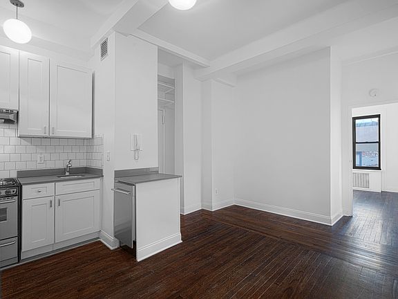 3rd image of 19 W 69th St APT 904