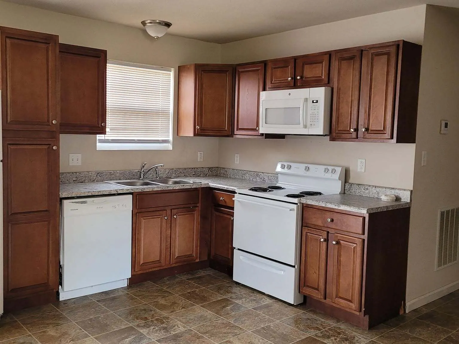 2 bed, 2.0 bath, 1200 sqft, $1,000 — Photo 2