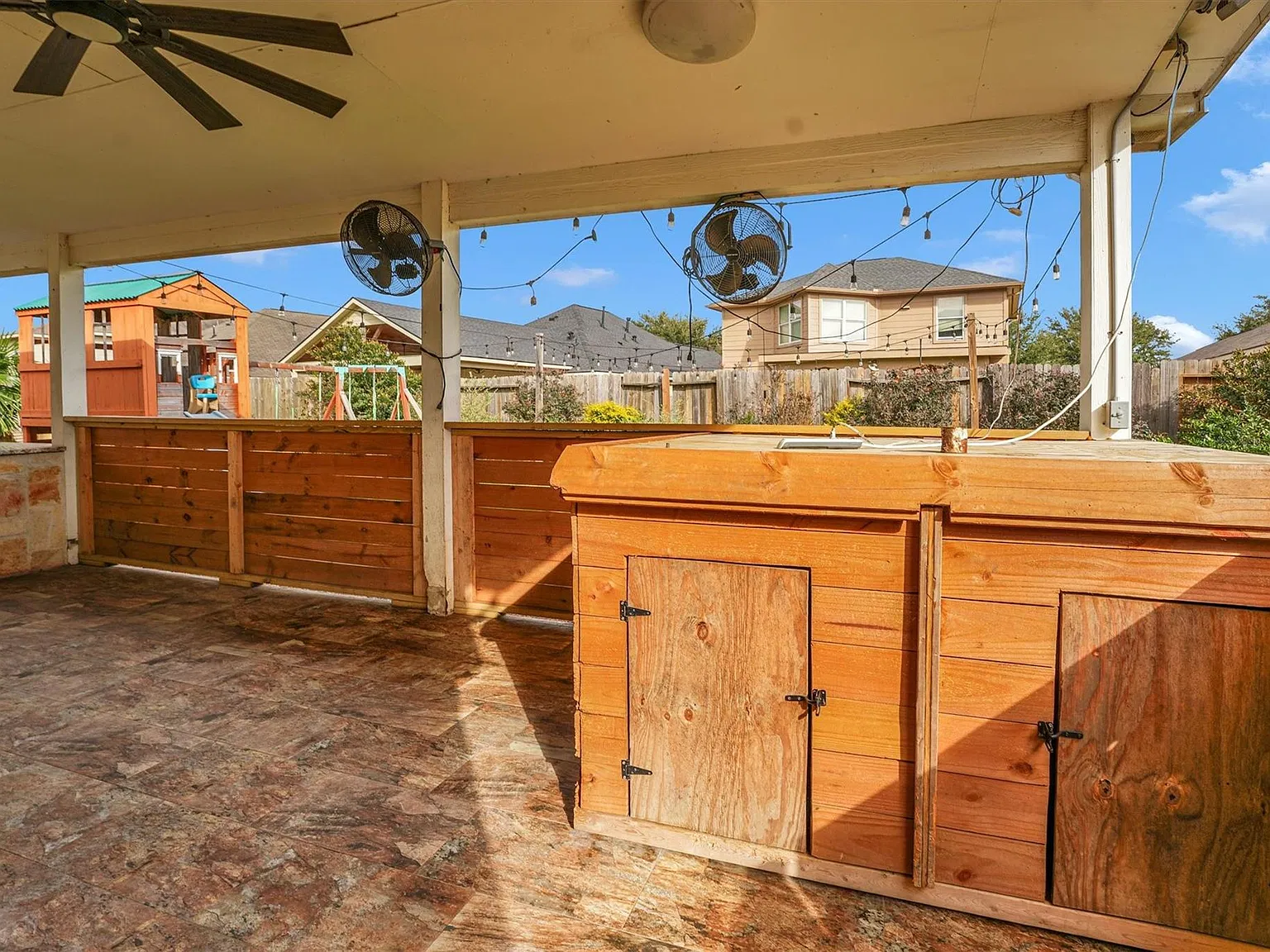 3 bed, 2.5 bath, 2350 sqft, $1,950 — Photo 3
