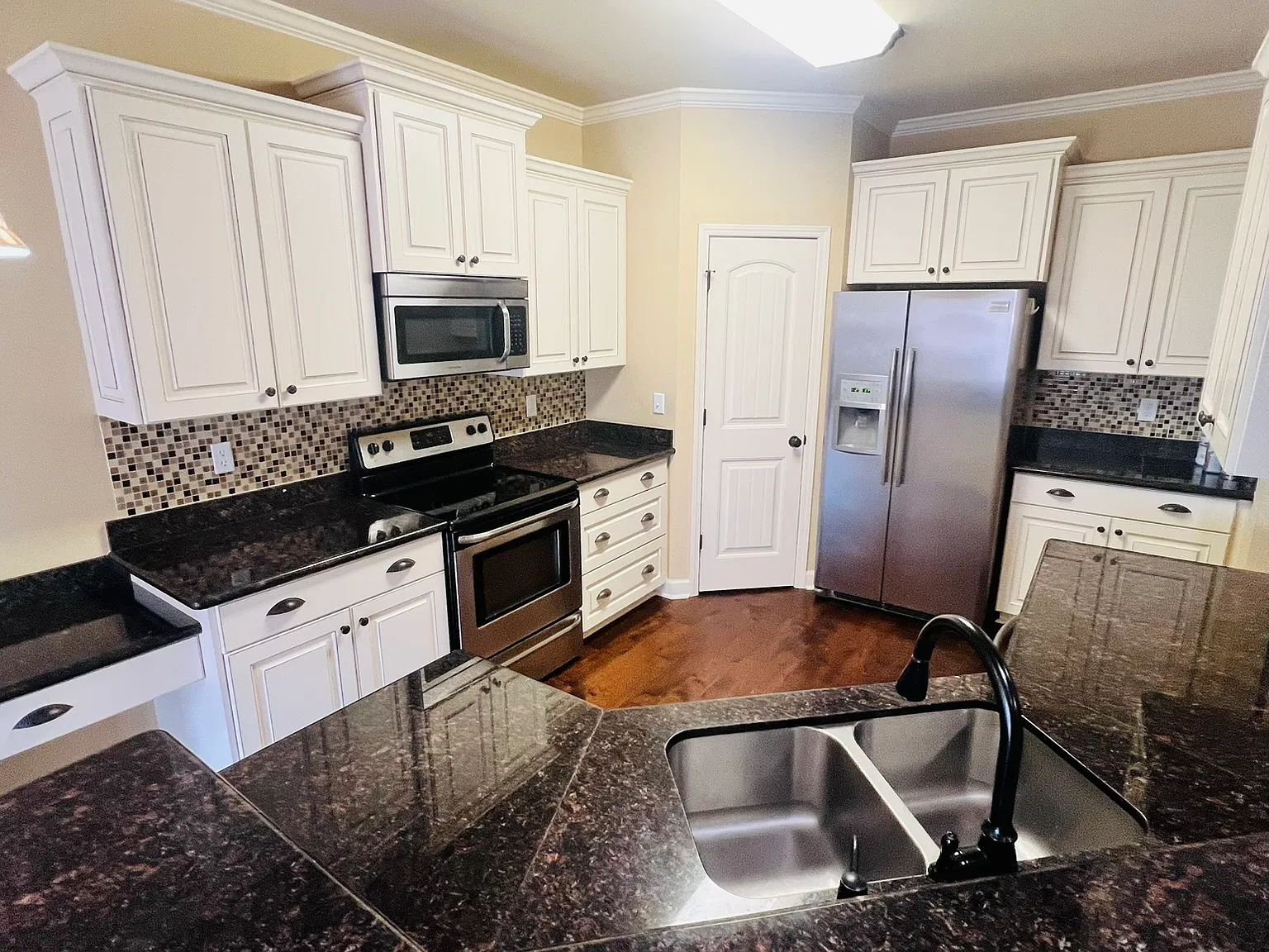 4 bed, 2550 sqft, $2,500 — Photo 2