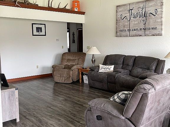 4th image of 105 Village Dr