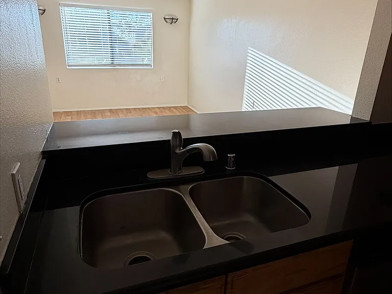 College Ave Apts. — Photo 7