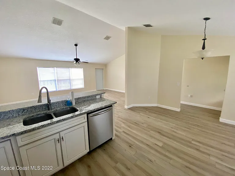 2435 Palisades Dr SE — Photo 8