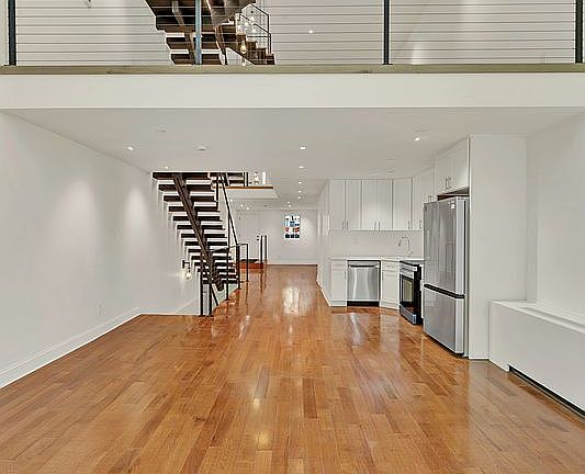 4th image of 90 Charles St