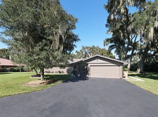 8343 Lakeshore Dr, Yalaha, FL 34797