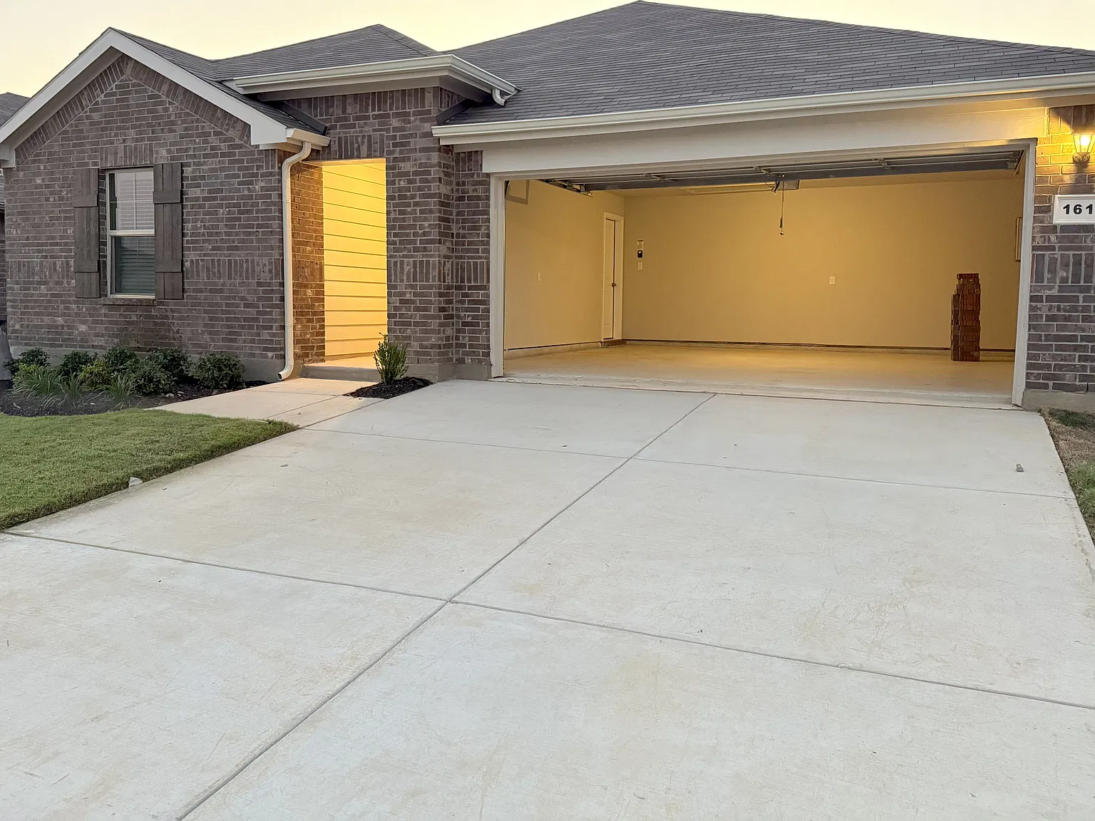 4 bed, 2091 sqft, $2,500 — Photo 2