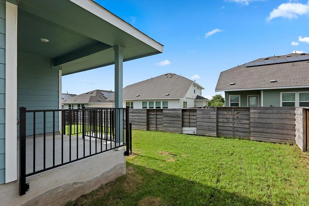 4 bed, 3.0 bath, 2303 sqft, $2,599 — Photo 4