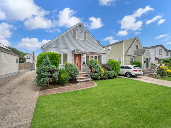 7911 266th St, Glen Oaks, NY 11004