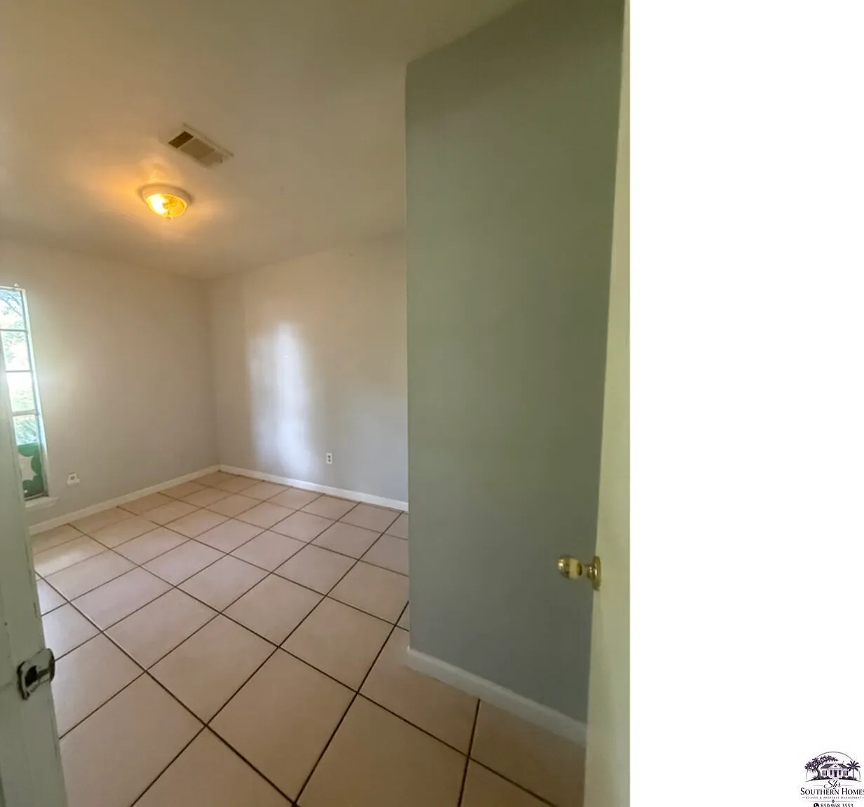 3 bed, 2.0 bath, 1200 sqft, $1,300 — Photo 2