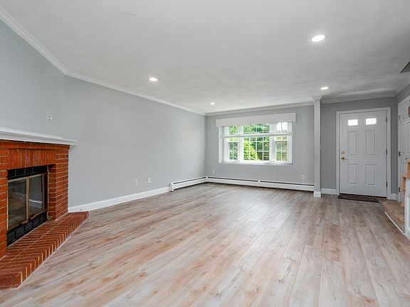 5th image of 12 Stillwater Dr
