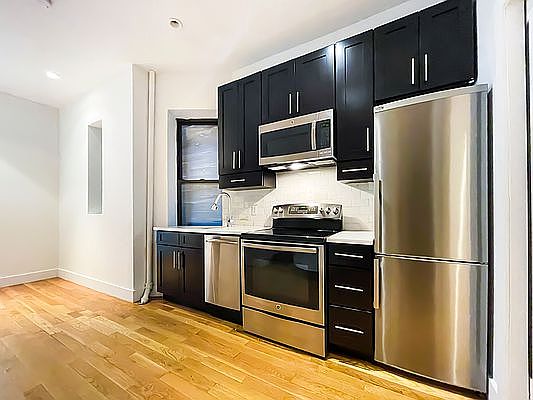 4th image of 26 Van Dam St #1RE
