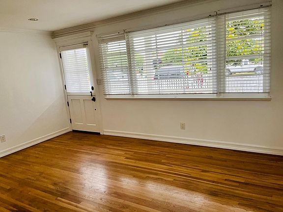 4th image of 231 Magnolia St