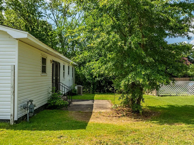 15 Village Ct — Photo 24