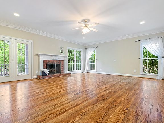 2nd image of 3825 Carisbrooke Cir