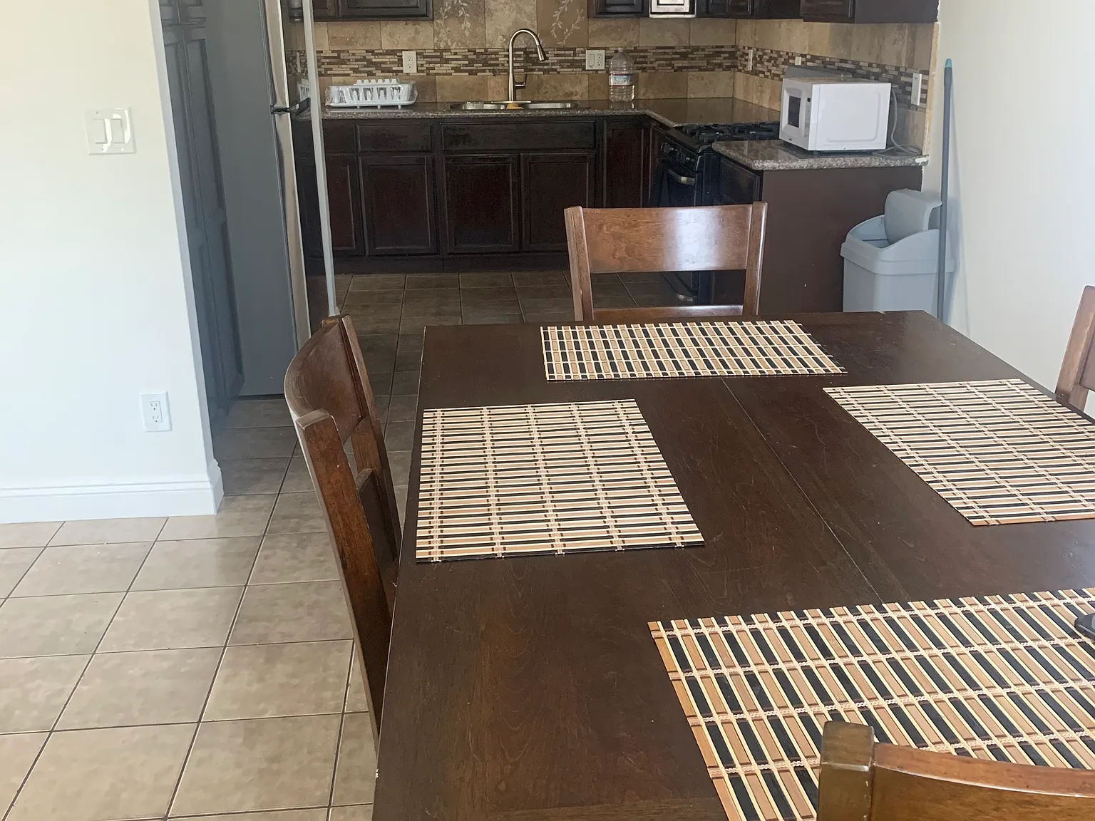 5 bed, 3.5 bath, 1700 sqft, $700 — Photo 3