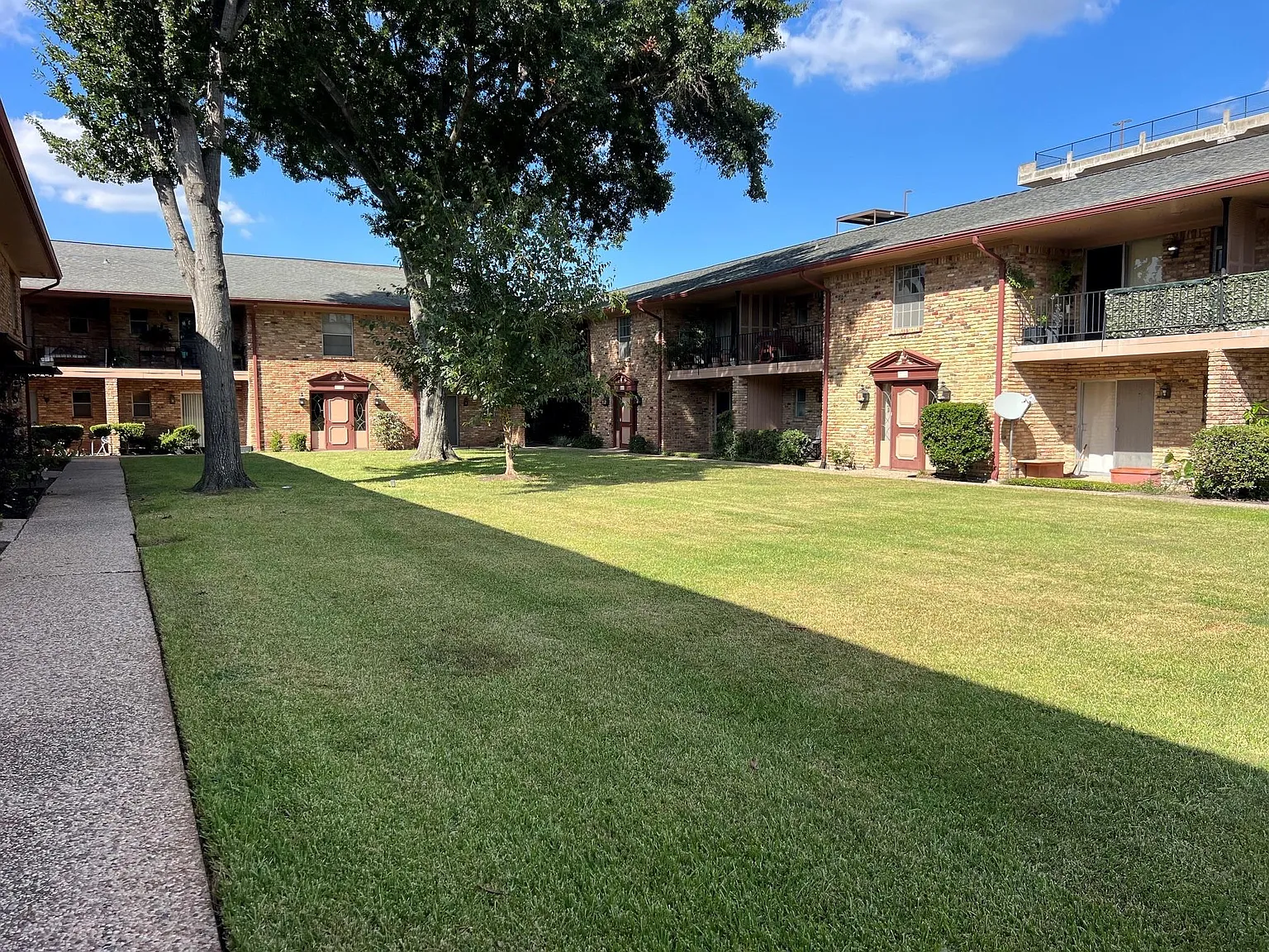 2 bed, 1.5 bath, 1204 sqft, $1,650 — Photo 2