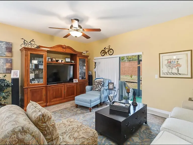 1240 Retreat View Cir — Photo 8