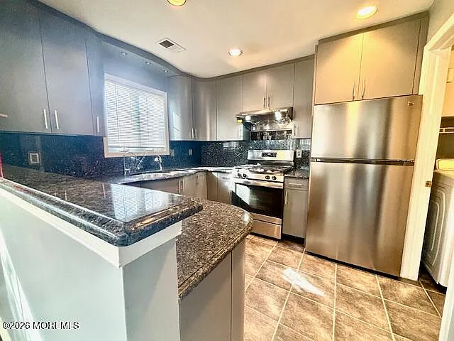 116 Wellington Ct — Photo 6