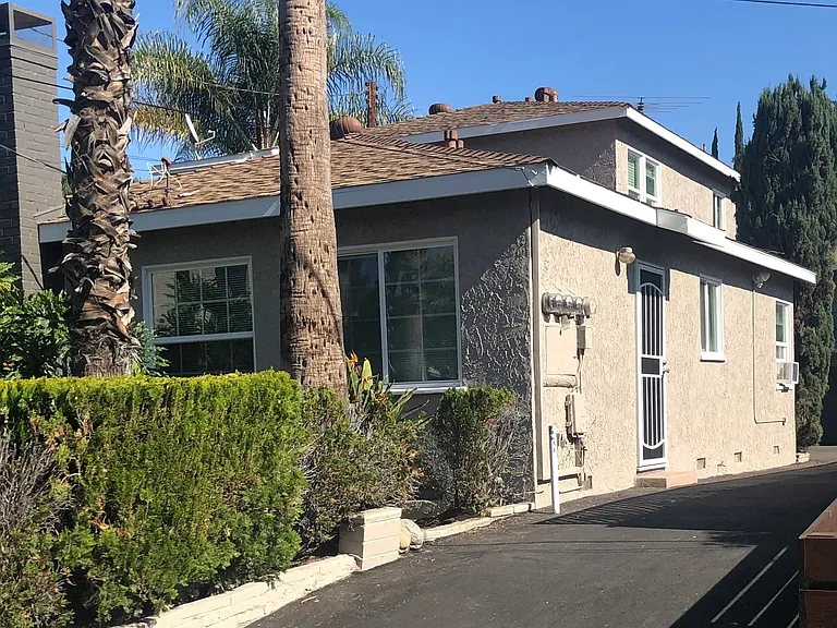 5010 Riverton Ave — Photo 1