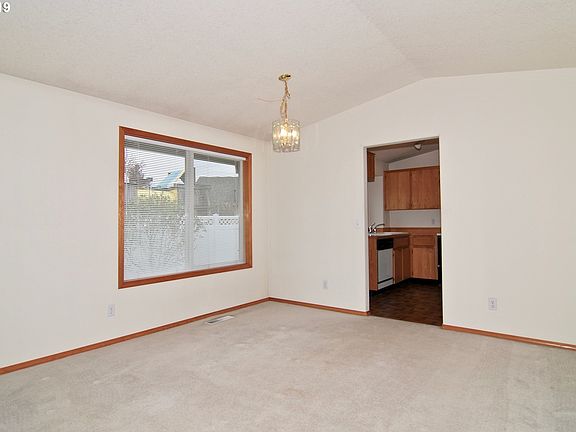 3rd image of 807 NE 141st St