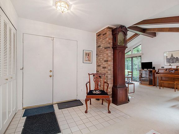 4th image of 1048 Greenhills Dr