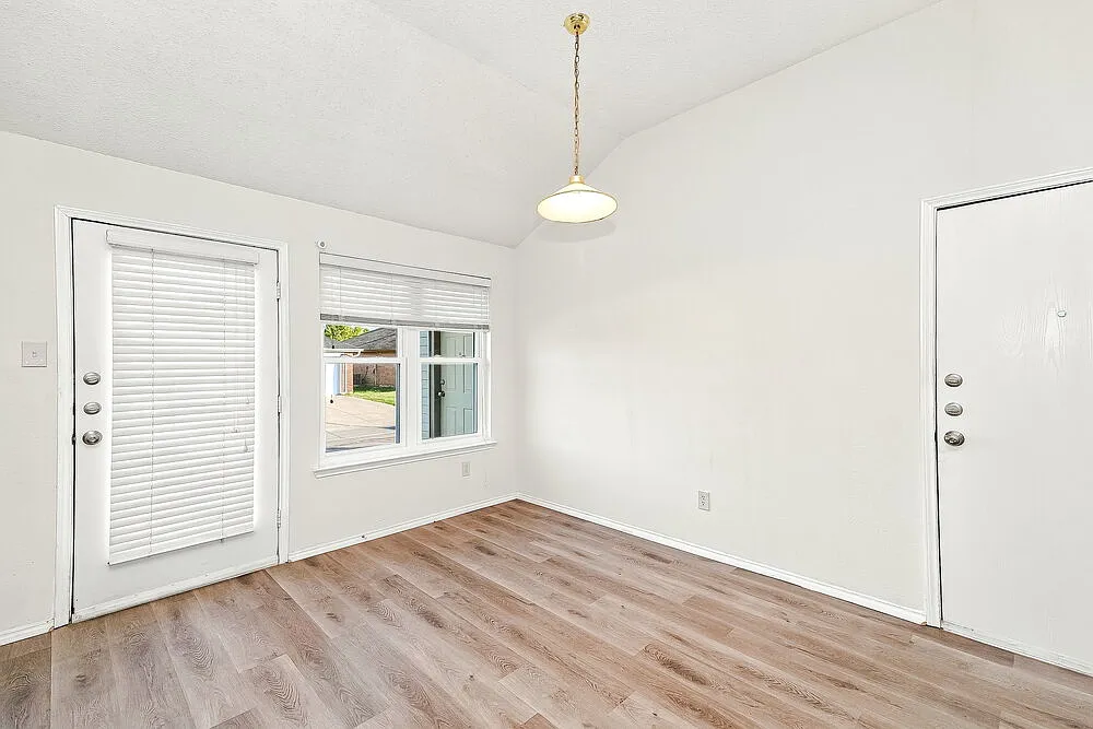 4 bed, 2.0 bath, 2189 sqft, $2,670 — Photo 3