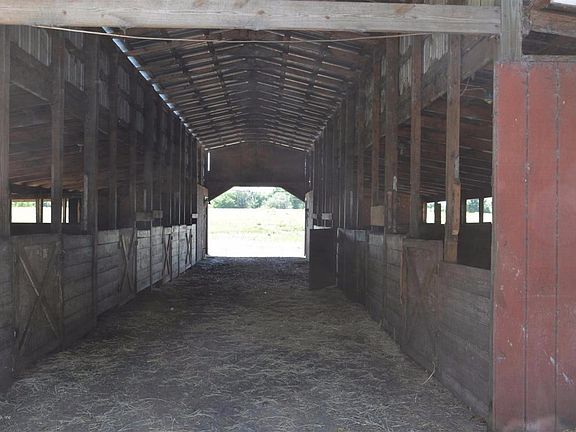 04) Barn