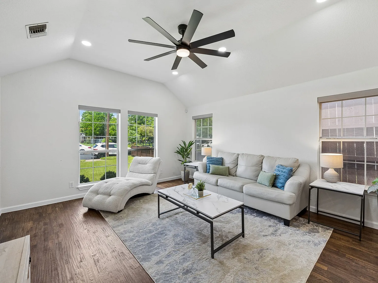 3 bed, 1415 sqft, $3,300 — Photo 3
