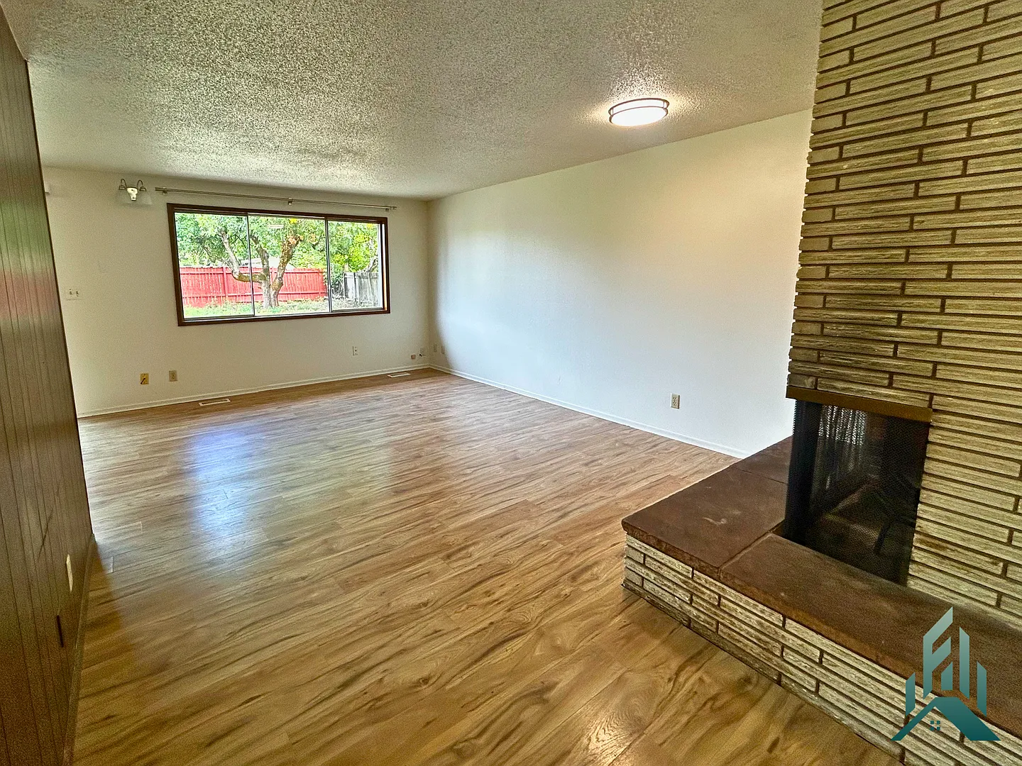 Newly Renovated 3-bedroom, 1.5-bathroom Single-family Home in Albany — Photo 3