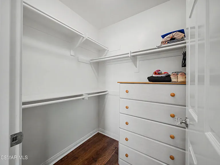 520 Ravensbury St — Photo 16