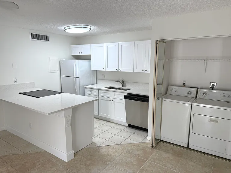 629 Executive Center Dr #J103 — Photo 2