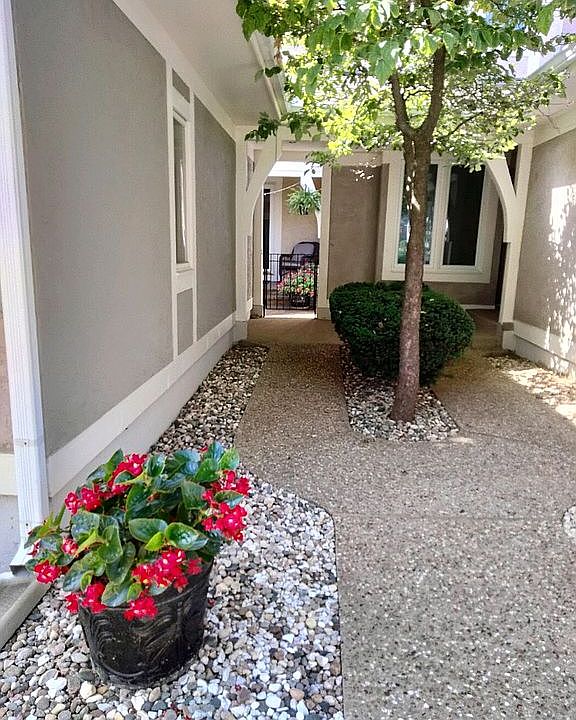 Walkway to Courtyard/Front 