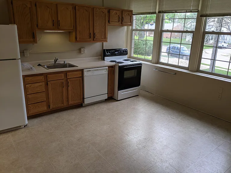 125 E North St — Photo 5
