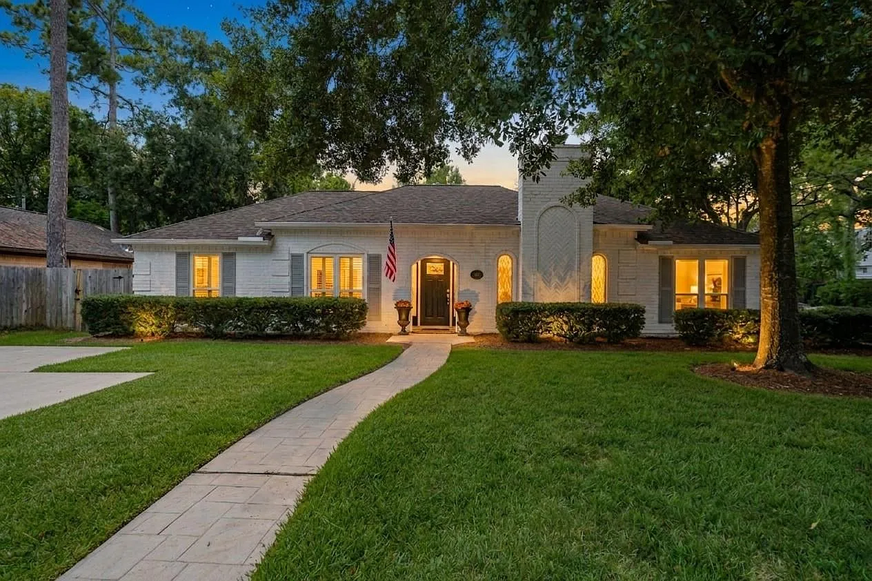 4 bed, 2.5 bath, 2821 sqft, $5,800 — Photo 1