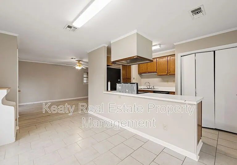 137 Amber St — Photo 12