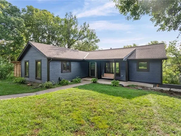 9051 Hillview Dr, De Soto, KS 66018