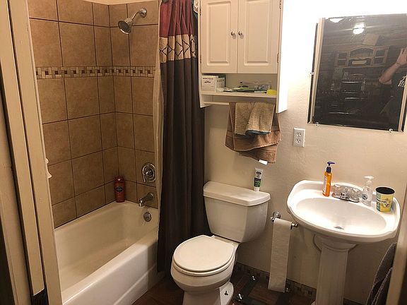 1st Flr Bathroom