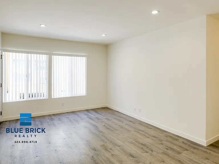 212 W Elk Ave #2 — Photo 5