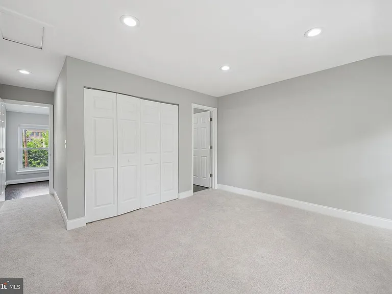 908 W Lombard St — Photo 13