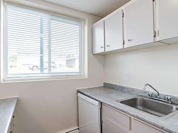 3rd image of 42 Campbell Cres SE
