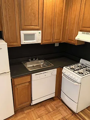 Rented by PMG Real Estate  | media 16