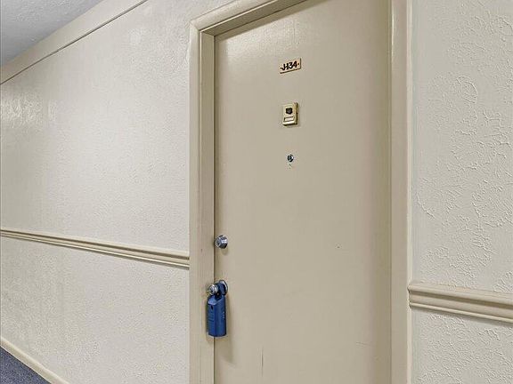 5th image of 1935 Gardiner Ln APT J134
