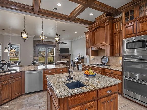 5th image of 611 Enchanted Ln